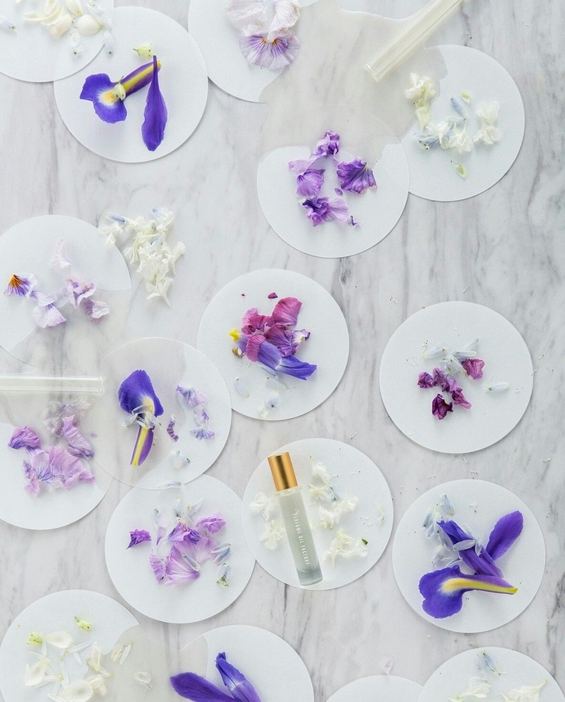 Pressed violet and white flowers on round white cards