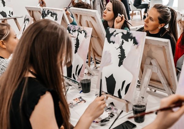 Hen attended a painting class in a private studio with her friends and they started painting their artwork