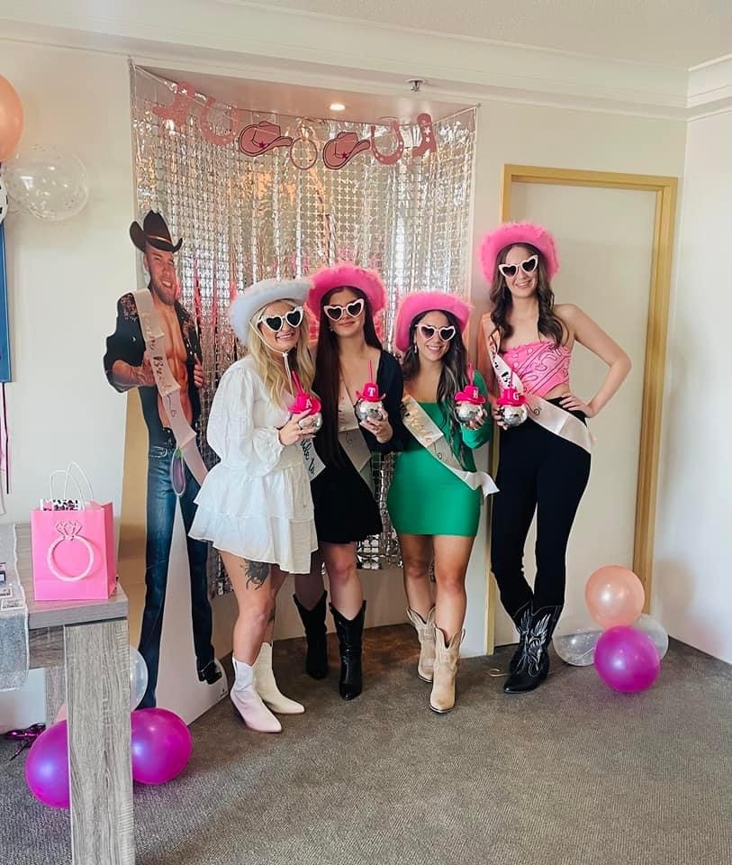 Photo sent in with this review: Personalised Dragtastic Bubbly and Dine